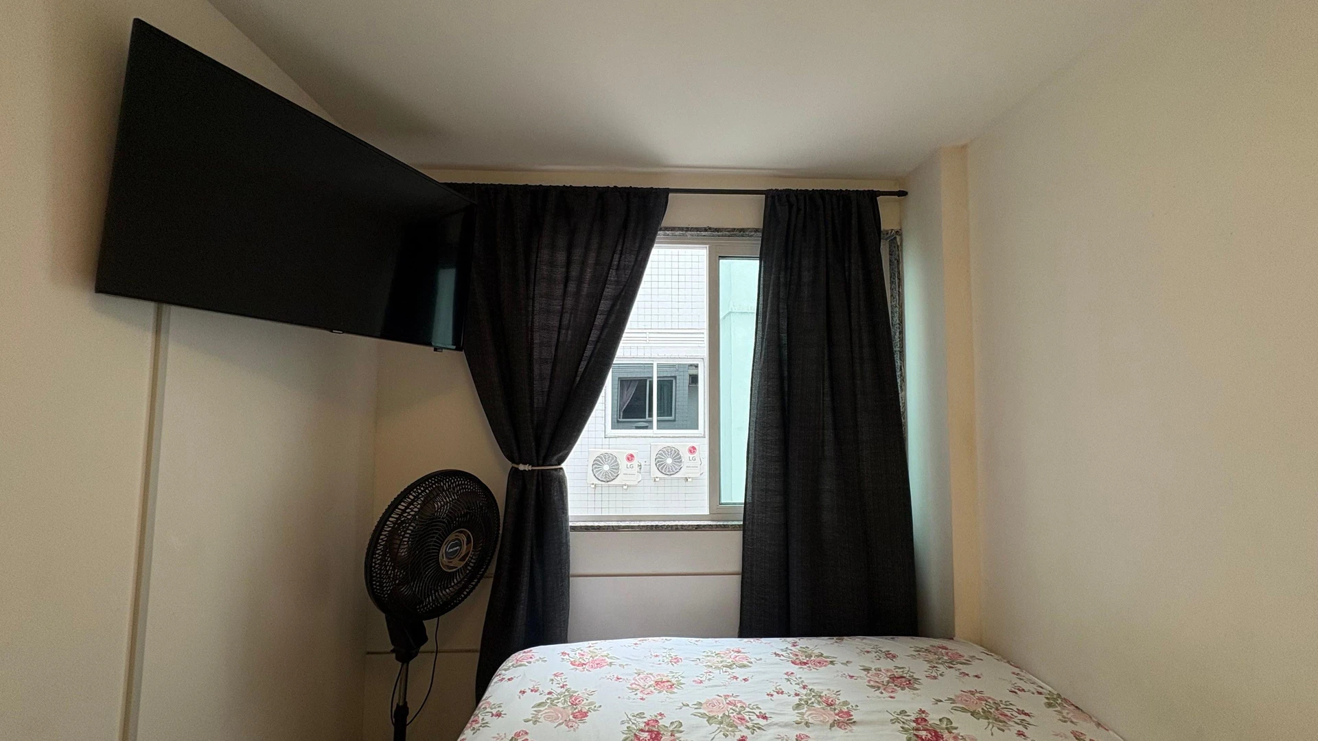 100 m² apartment with a grill on the balcony and a jacuzzi — photo 41