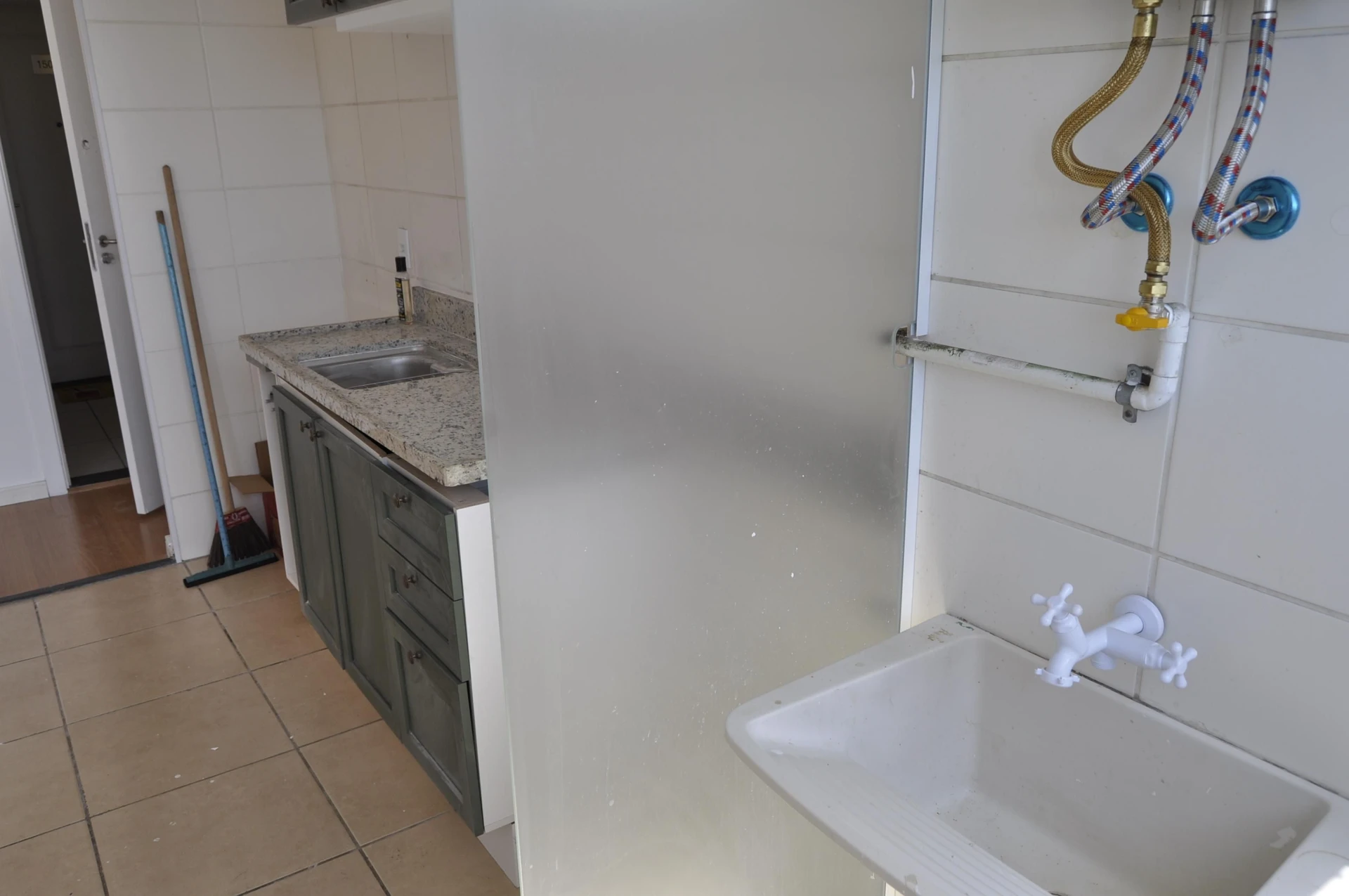 Балкон с грилем и 2 спальни: квартира 47 м² — photo 5
