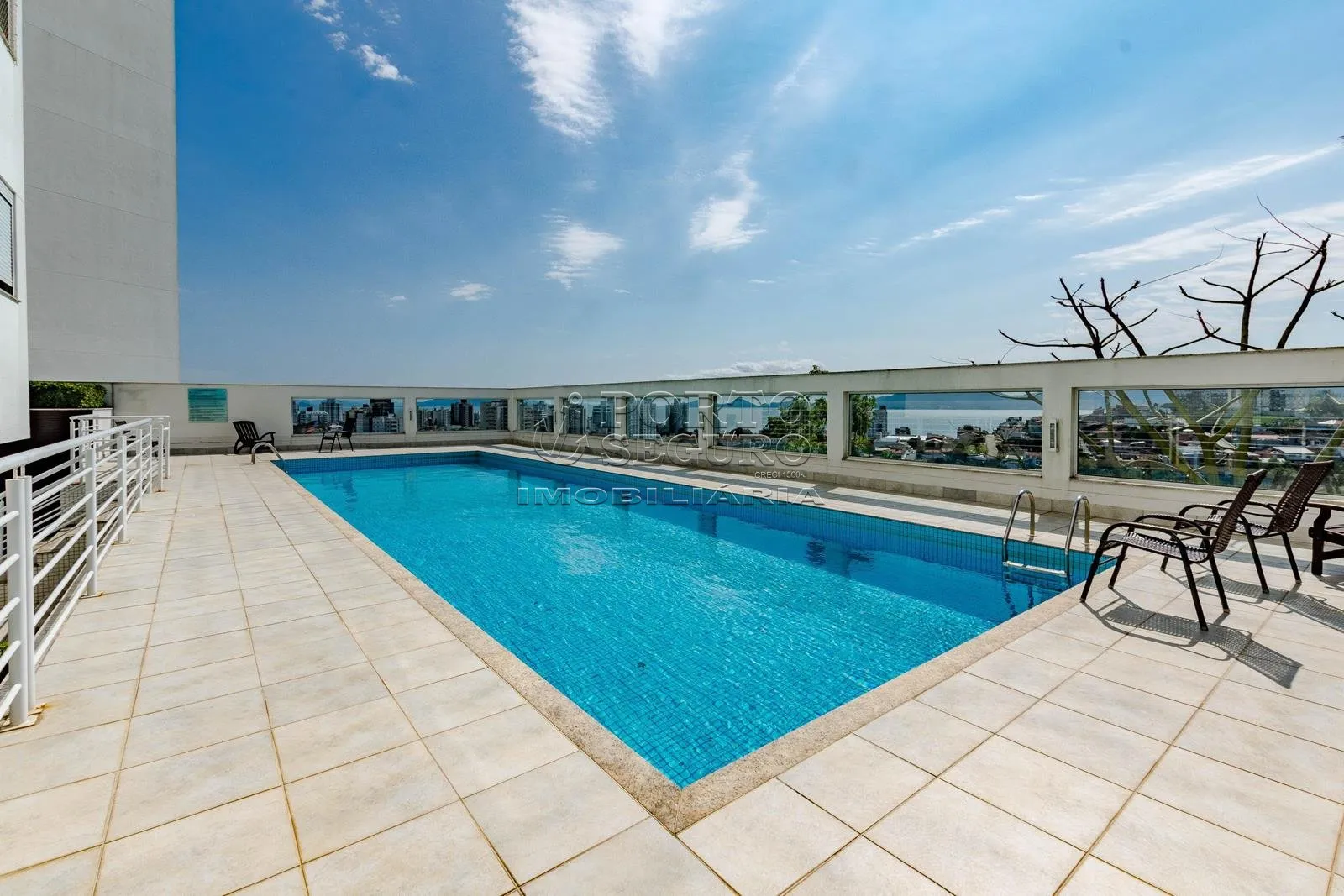 Furnished 156 m² apartment with 3 bedrooms and 1 en-suite