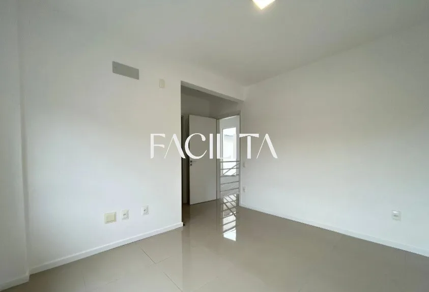 Casa com 3 quartos e cozinha americana com fogão — photo 46