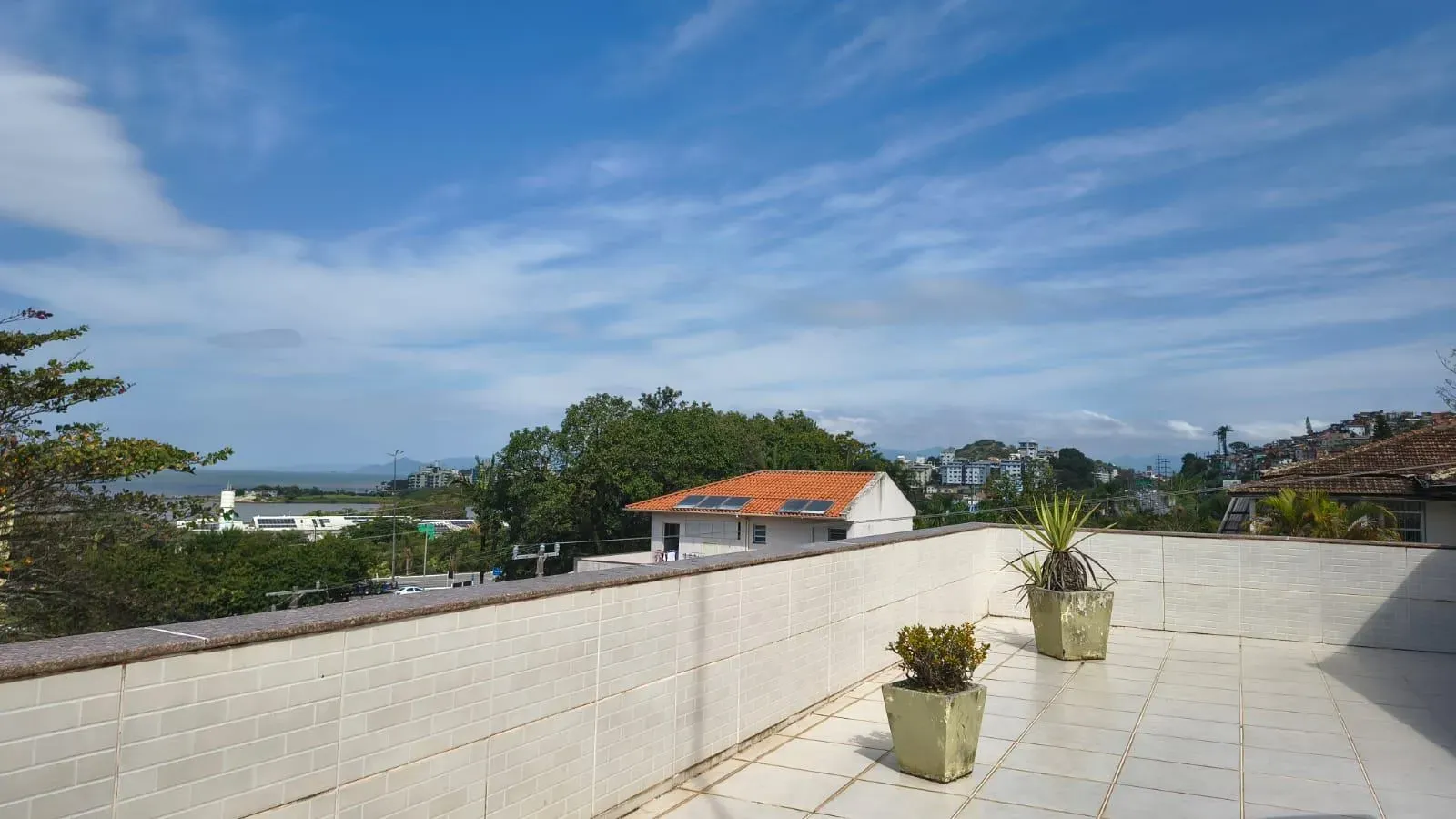 2-bedroom house with a water view in Florianópolis — photo 22