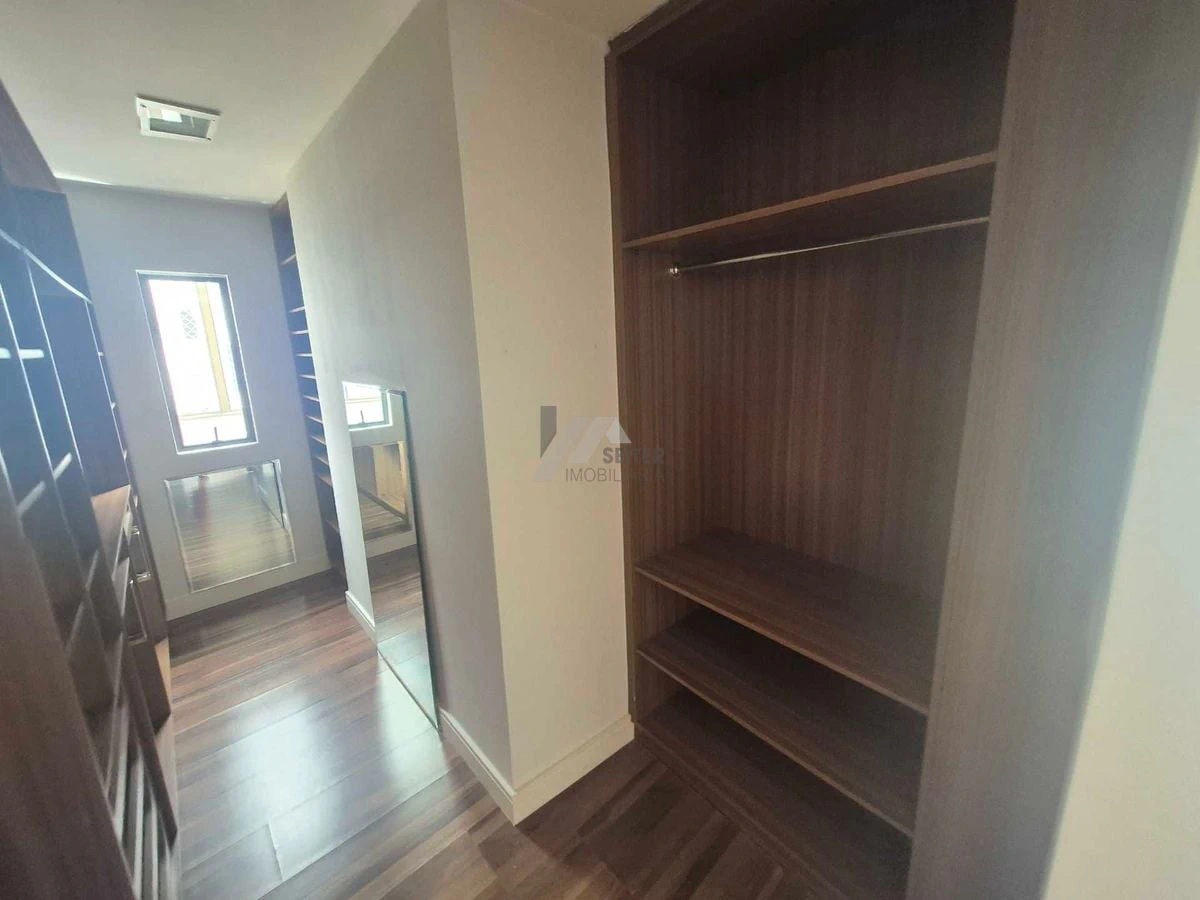 Balcony with a grill in a 3-bedroom apartment, 142 m² — photo 17