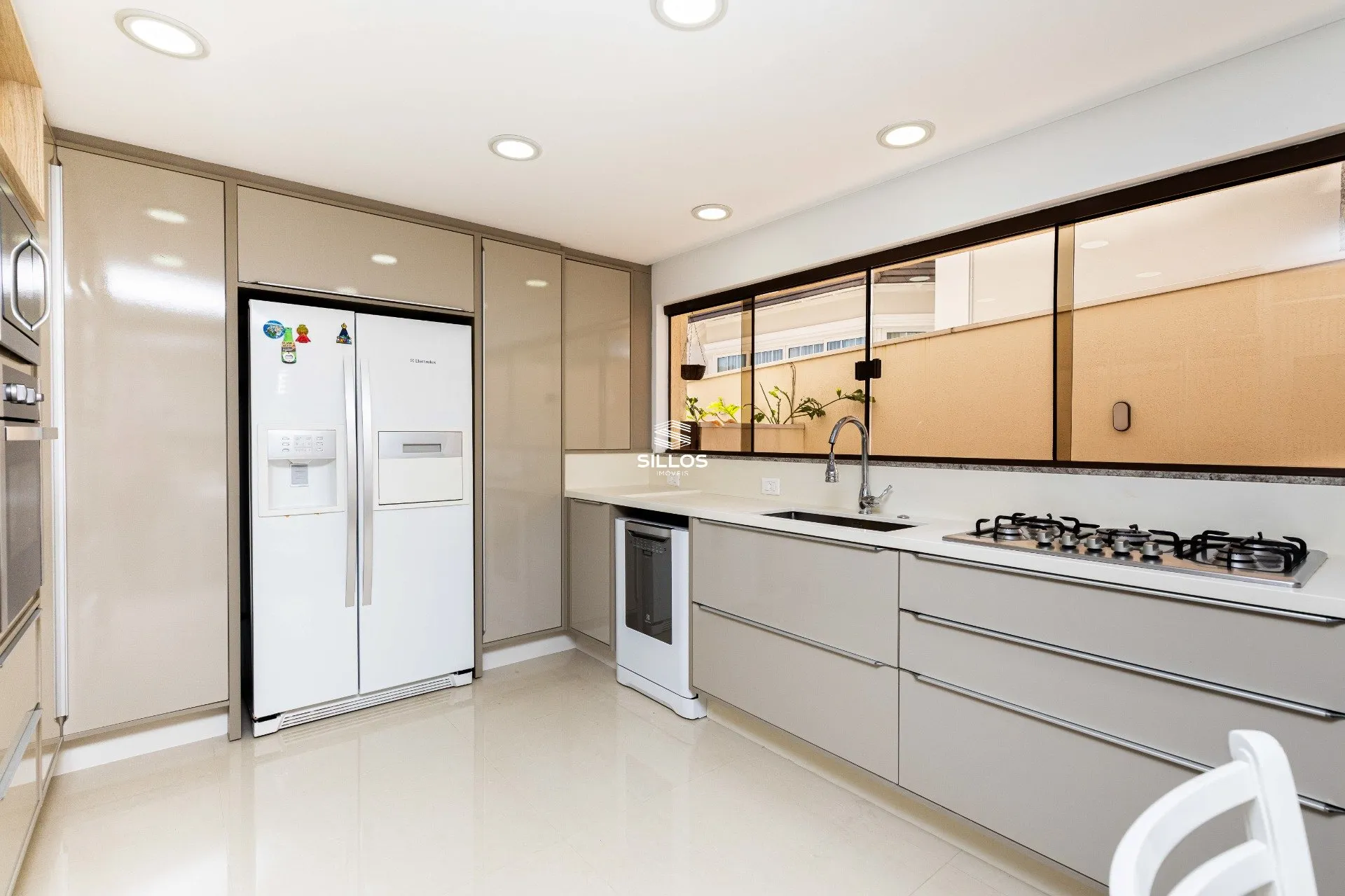 House with 4 bedrooms, 8 parking spaces in a condo — photo 8