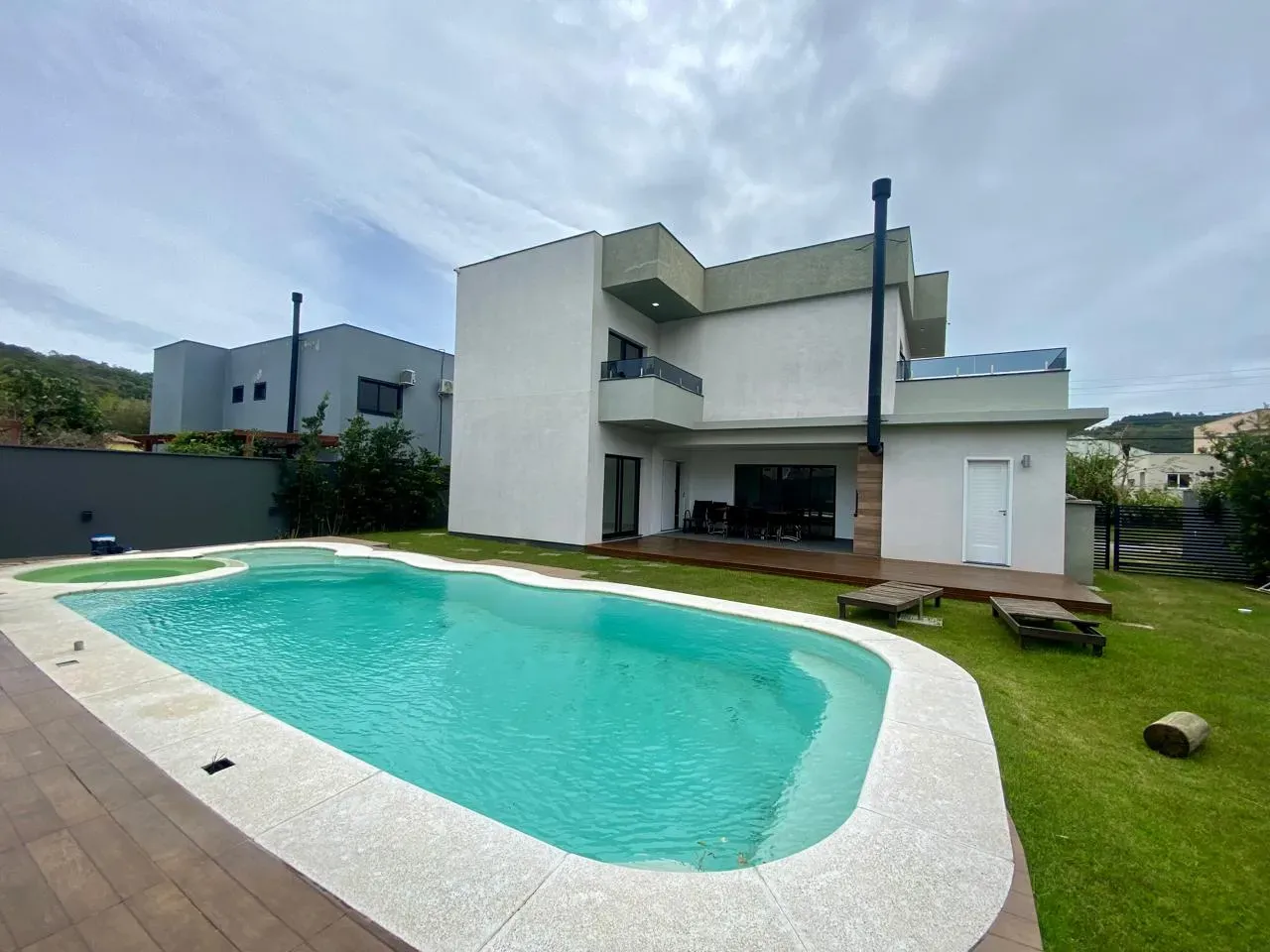 240 m² house with a garden and a bathtub — photo 14