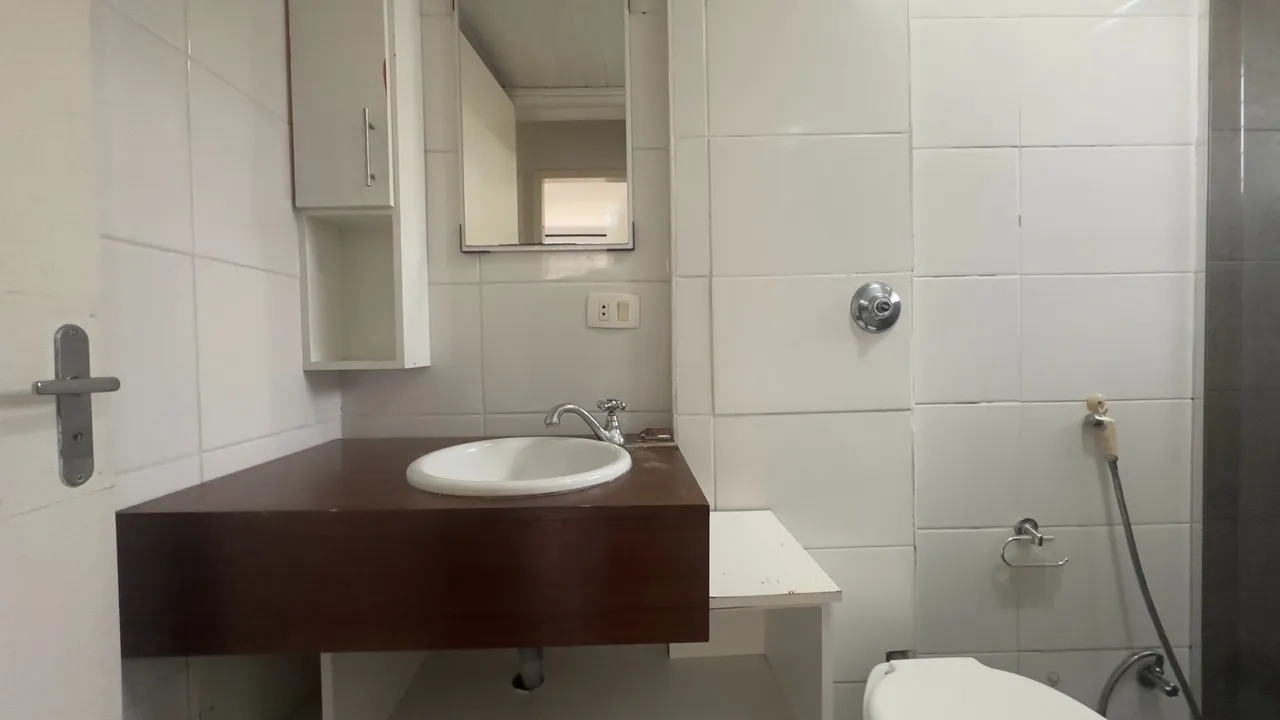 2-bedroom apartment with a glass shower enclosure — photo 6