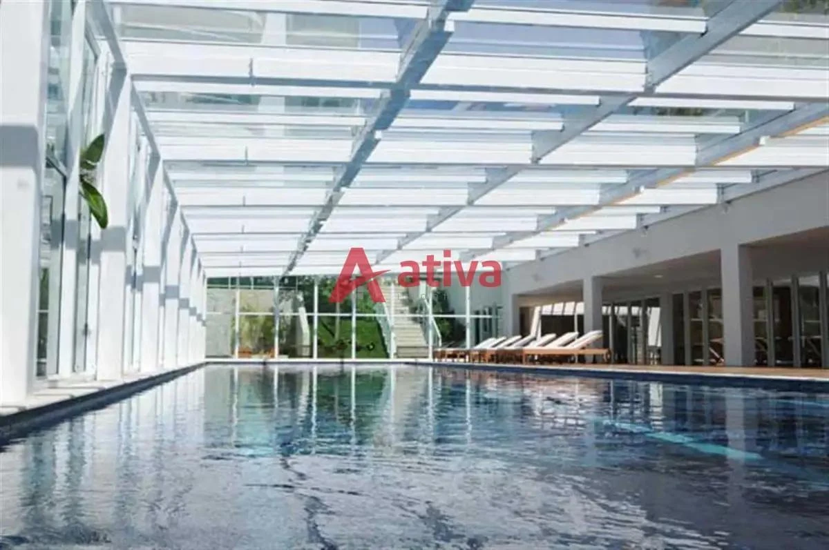4-bedroom apartment with a glass-enclosed balcony — photo 32