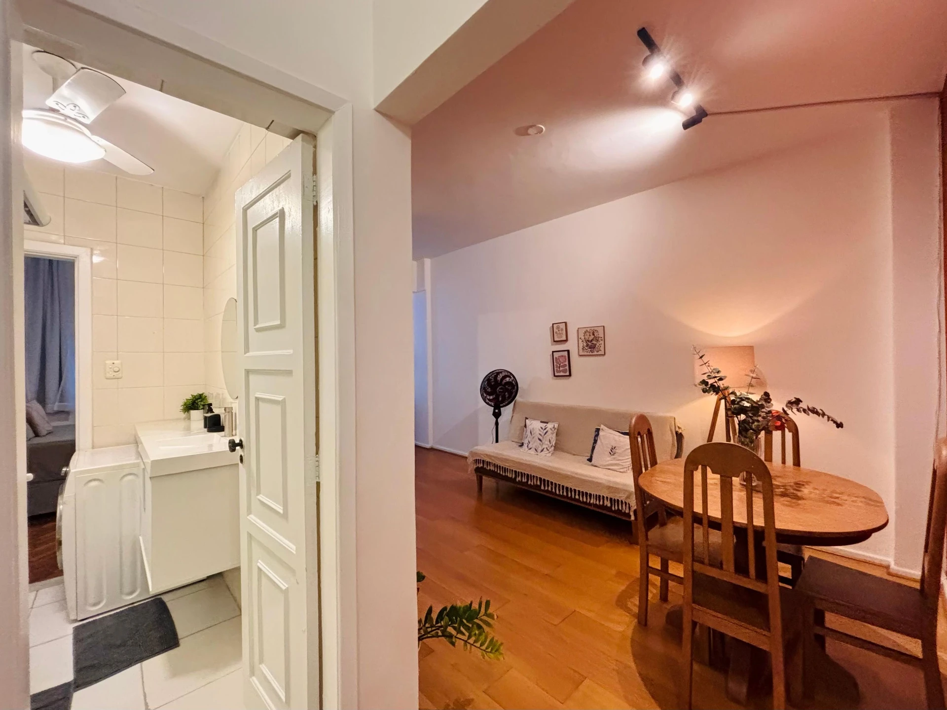 Furnished 1-bedroom apartment with a gas stove kitchen — photo 14