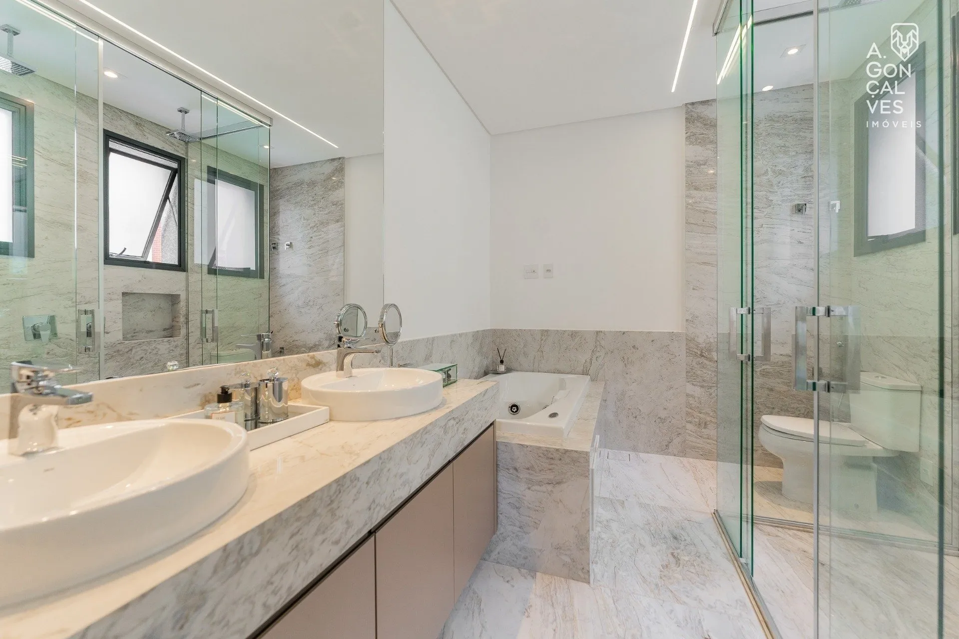 Furnished 223 m² apartment with 3 en-suites and 3 parking spots — photo 19