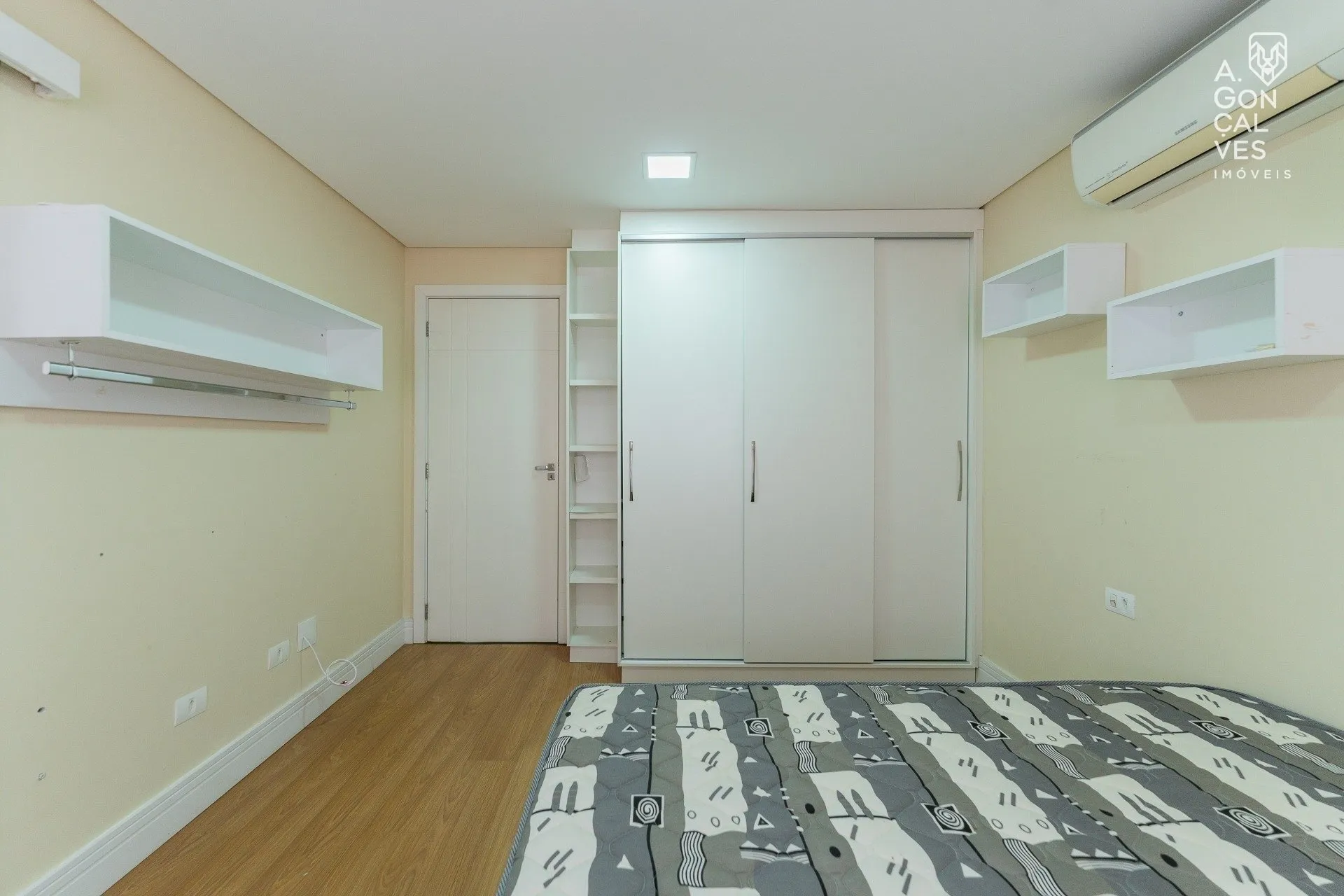 Furnished 4-bedroom house with hot tub and 4 parking spots — photo 26