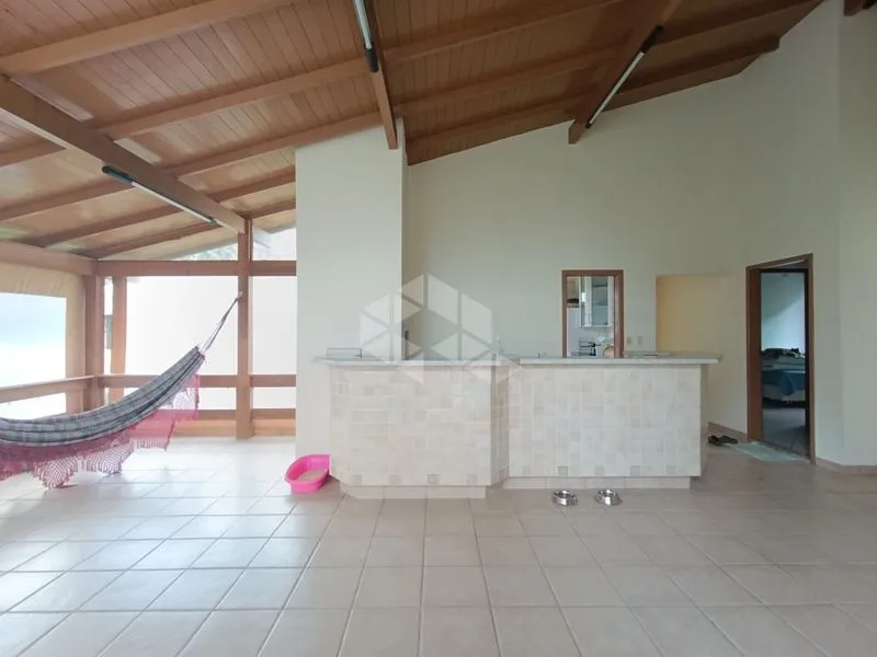 Furnished 360 m² house with 3 bedrooms and 6 parking spaces