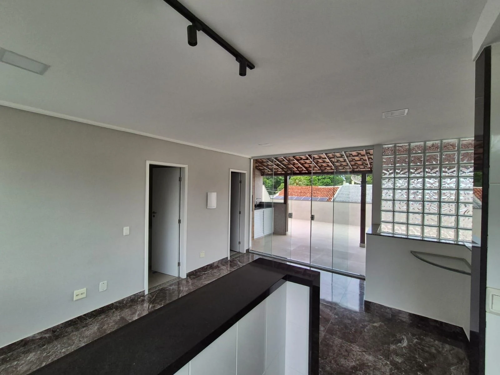 Unfurnished house with 5 bedrooms and integrated kitchen — photo 26