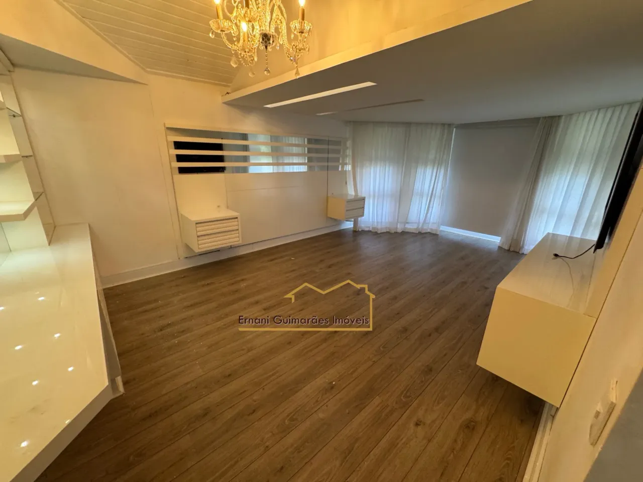 House with an open-plan kitchen and 4 bedrooms — photo 13
