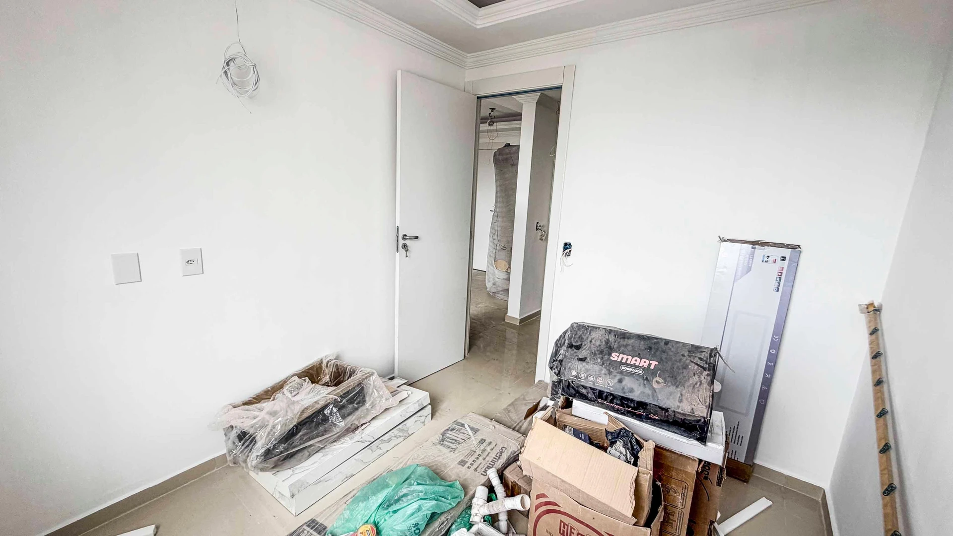 Glass-enclosed balcony in a one-bedroom apartment, 32 m² — photo 21