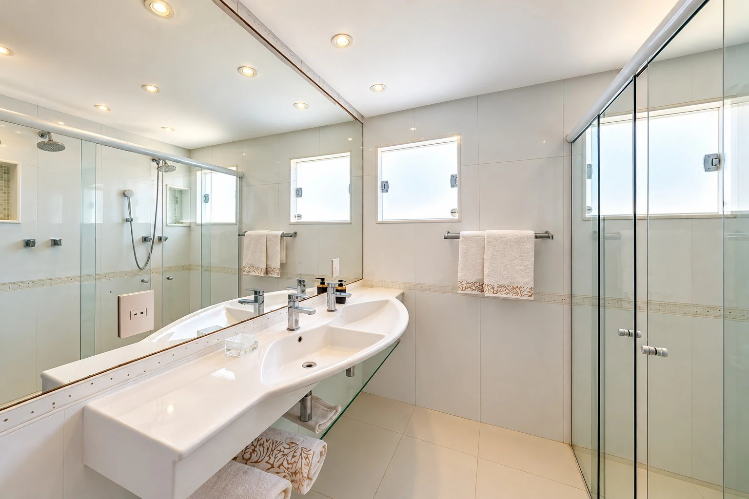 Furnished house, 1100 m², with a glass-enclosed balcony — photo 9