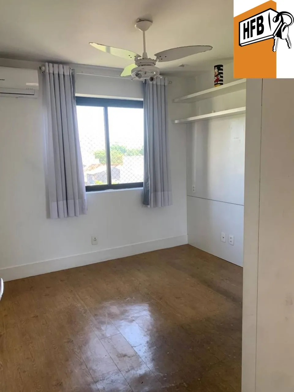 4-bedroom apartment in a building with a pool — photo 10