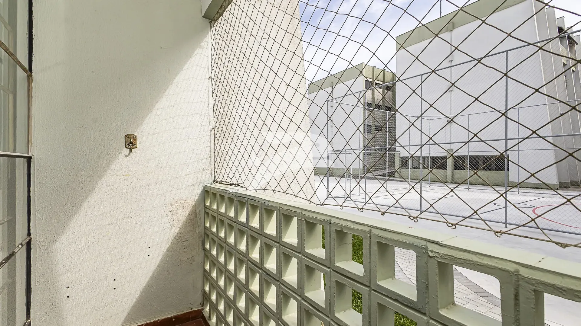 3-bedroom apartment with wood or laminate floors in Curitiba — photo 12