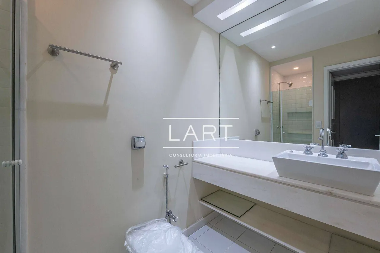 4-bedroom apartment with 5 bathrooms, 210 m² — photo 13