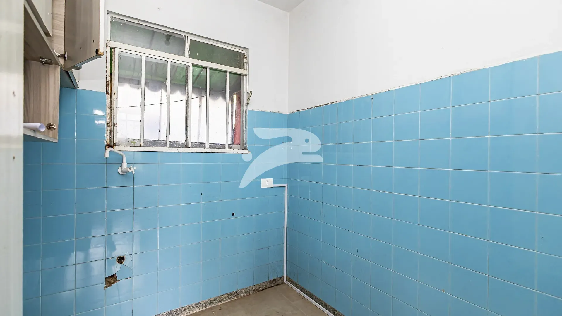 Wood or laminate floors in a 3-bedroom house, 69 m² — photo 2