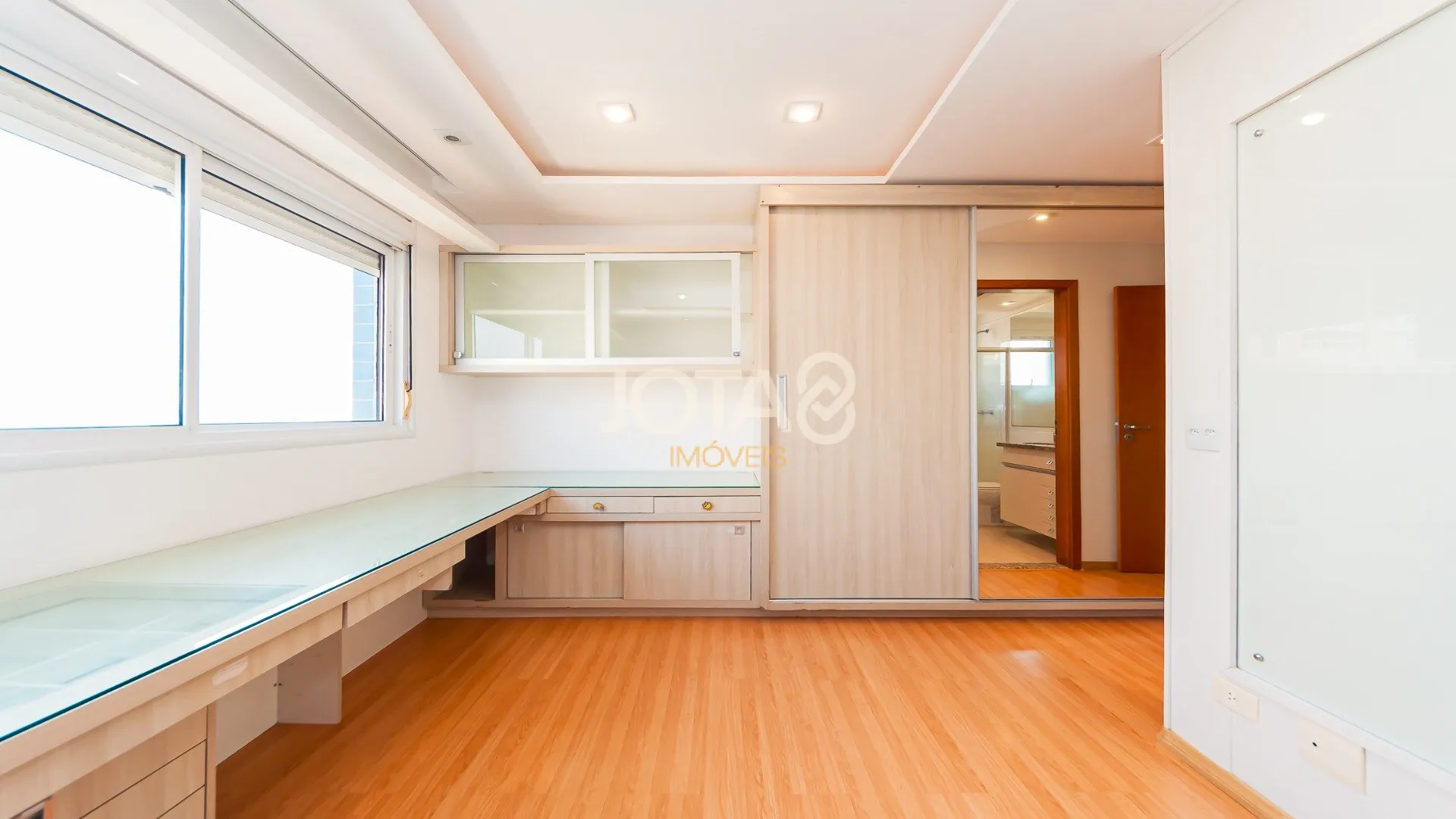 3 en-suite bedroom apartment with balcony and 267 m² — photo 23