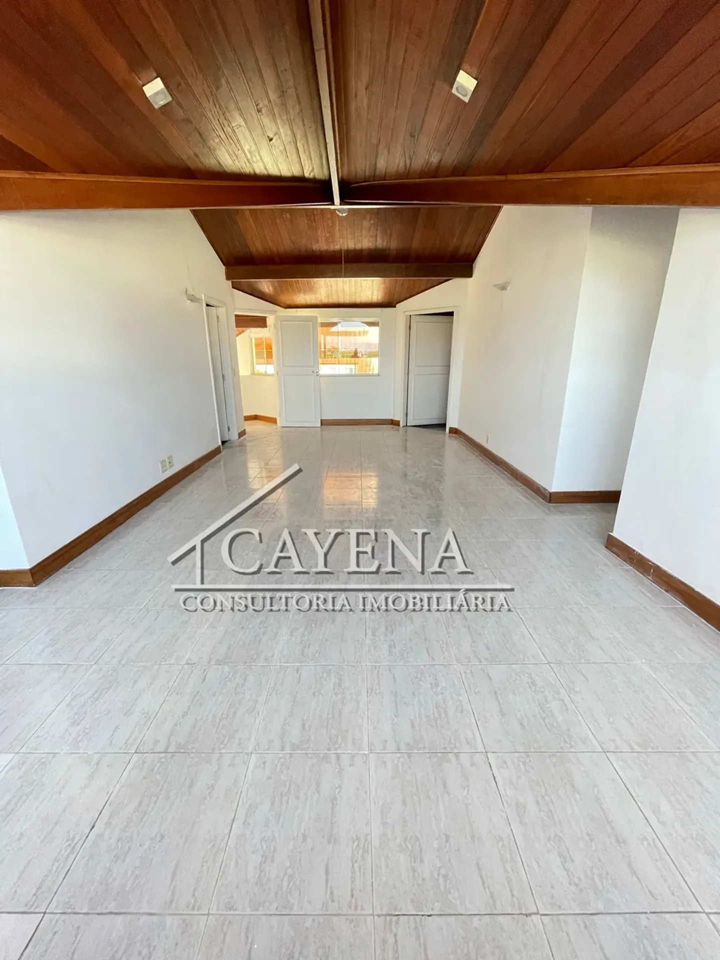 4 quartos e banheira: casa de 650 m² — photo 49
