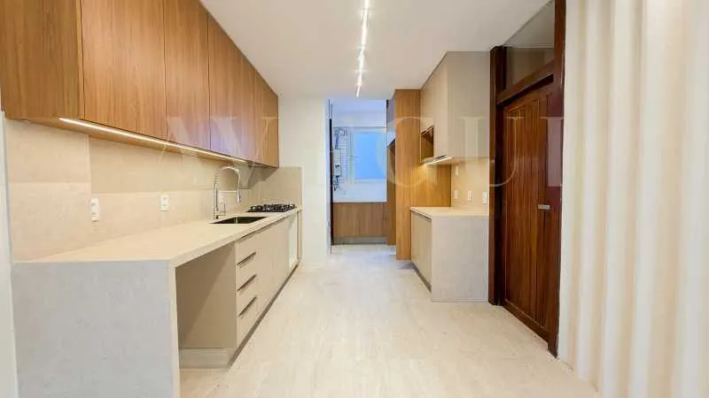 Floor-to-ceiling windows in a 3-bedroom apartment, 170 m² — photo 9