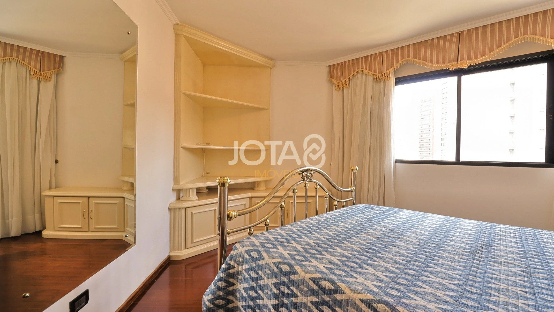 88 m² apartment with a bathtub and floor-to-ceiling windows — photo 16