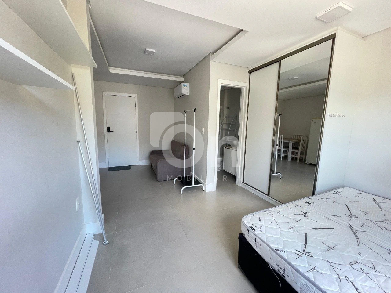One-bedroom apartment in a building with a coworking space — photo 13