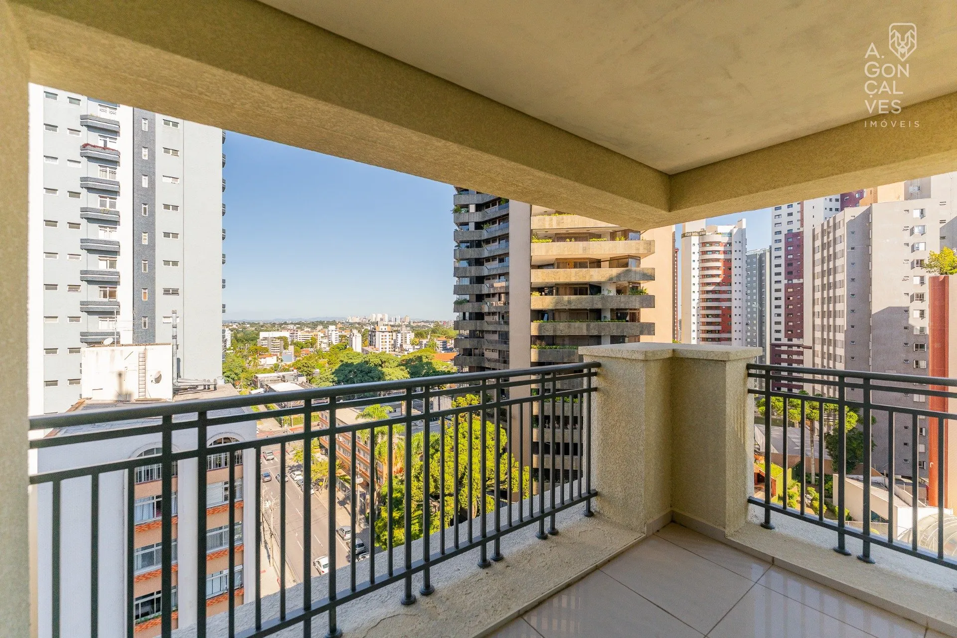 4-bedroom apartment with balcony and 3 parking spaces — photo 2