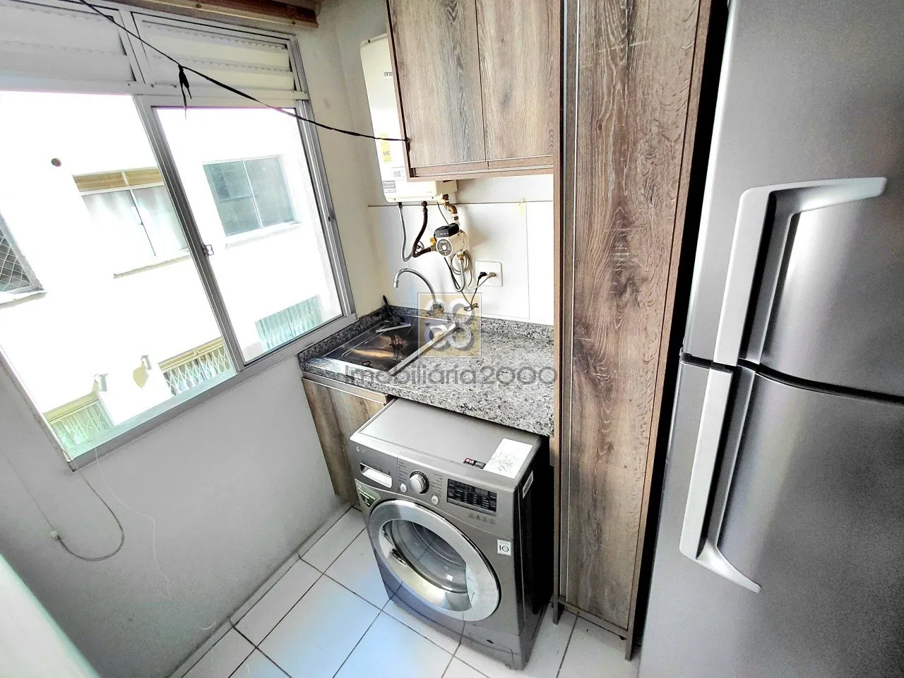 2-bedroom apartment with hardwood floors in the living room — photo 8