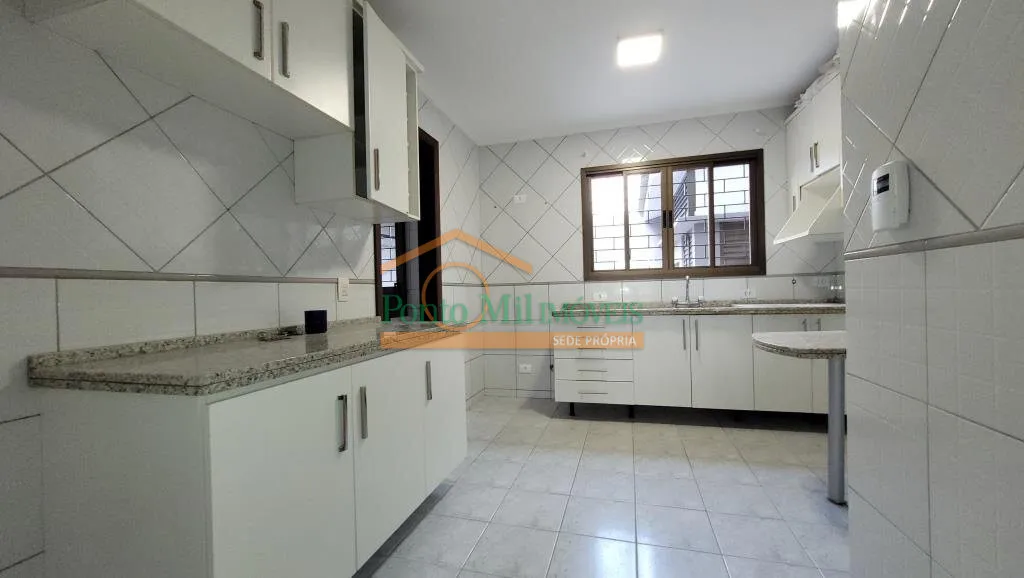 3-bedroom house with suite and separate closed kitchen — photo 8