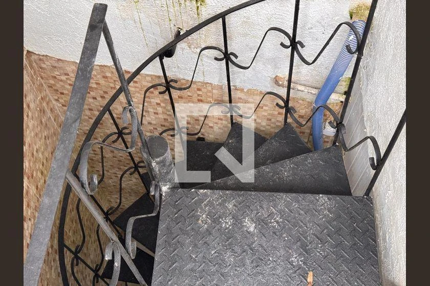 Balcony with a grill in a 2-bedroom house, 165 m² — photo 10