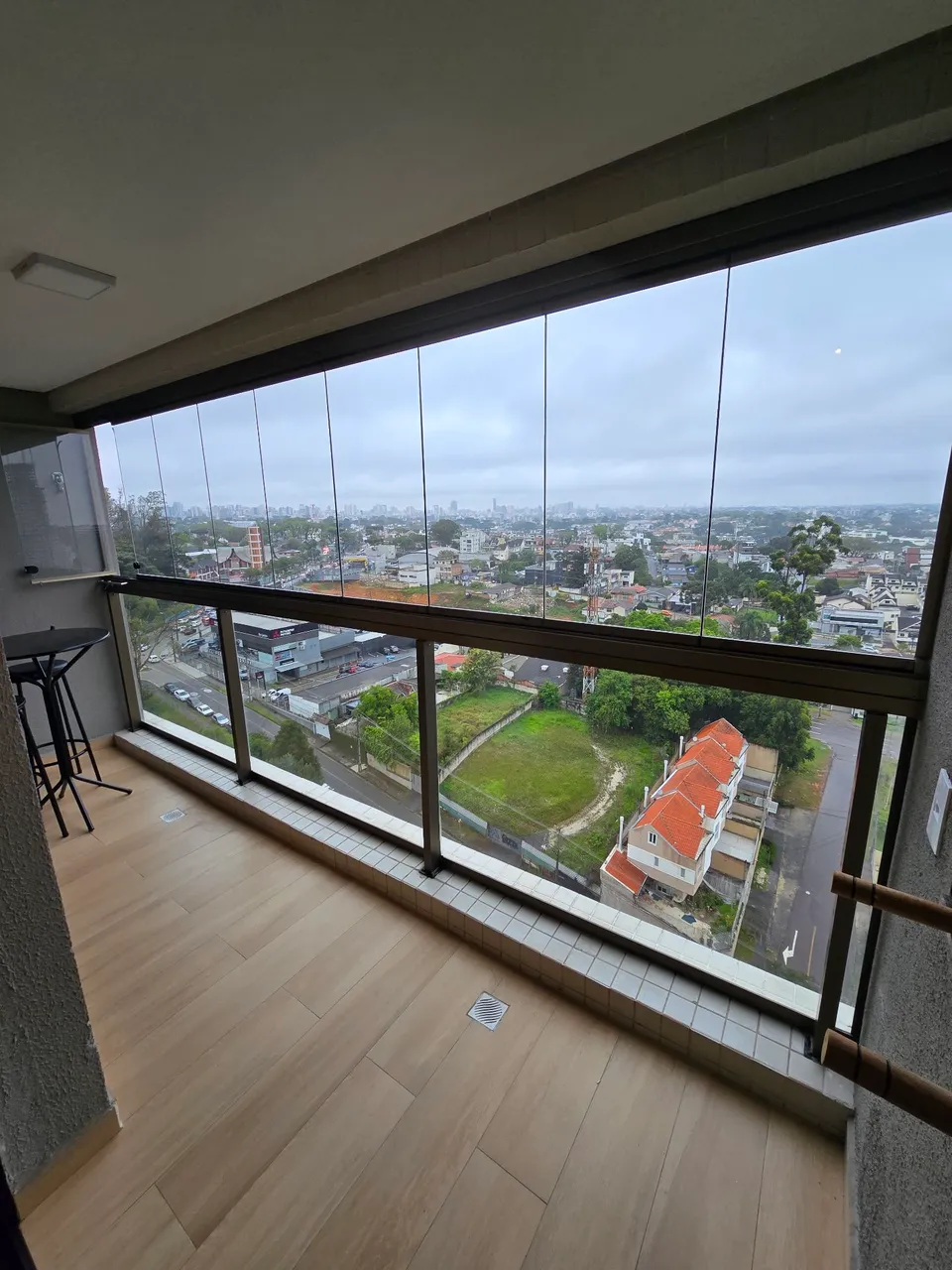 Glass-enclosed balcony in a one-bedroom apartment, 42 m² — photo 8