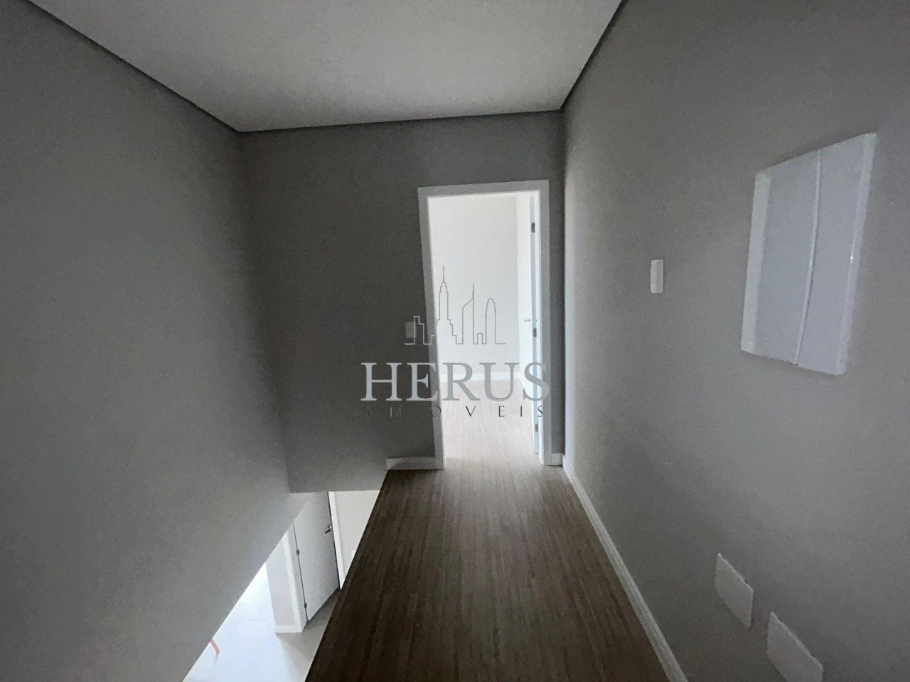 Apartamento de 2 quartos com janelas do piso ao teto — photo 28