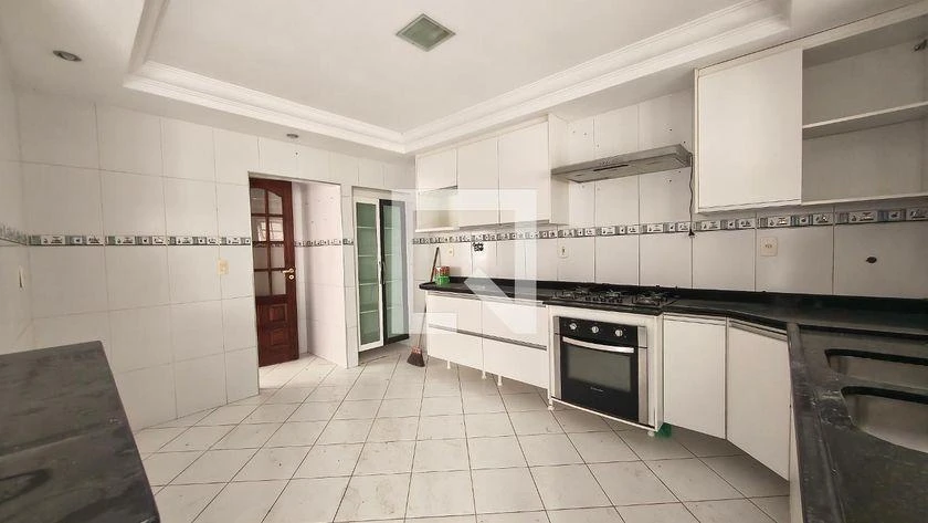 Дом 200 м² с панорамными окнами и грилем на балконе — photo 8