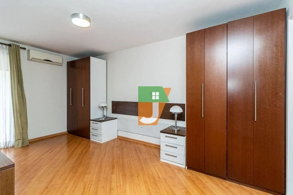 Casa de 280 m² com espaço de home office e banheira — photo 25