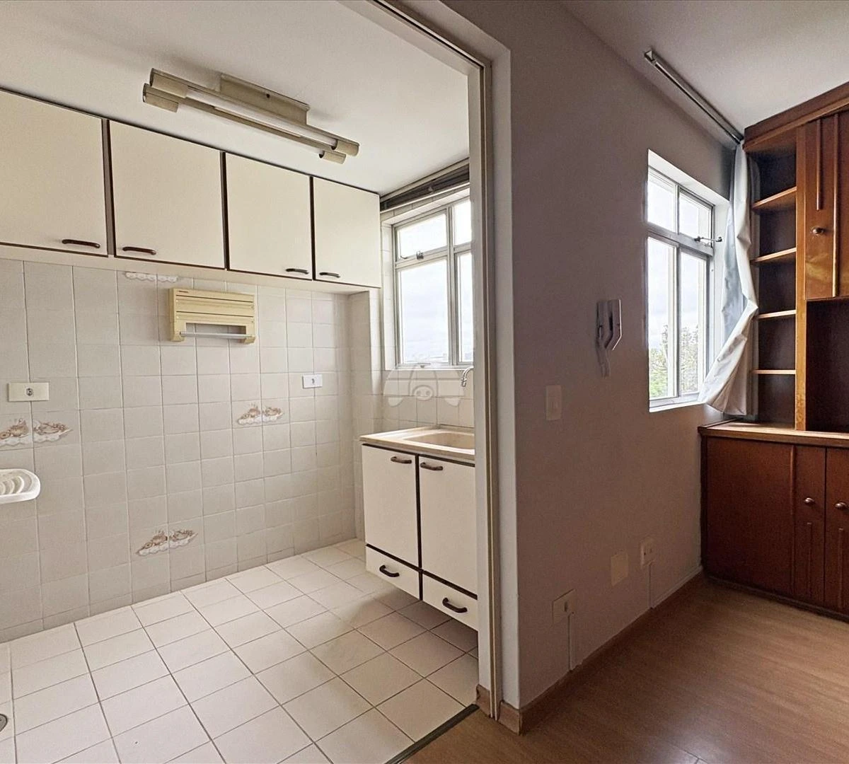 Дерев'яна підлога або ламінат та 1 спальня: квартира 36 м² — photo 2