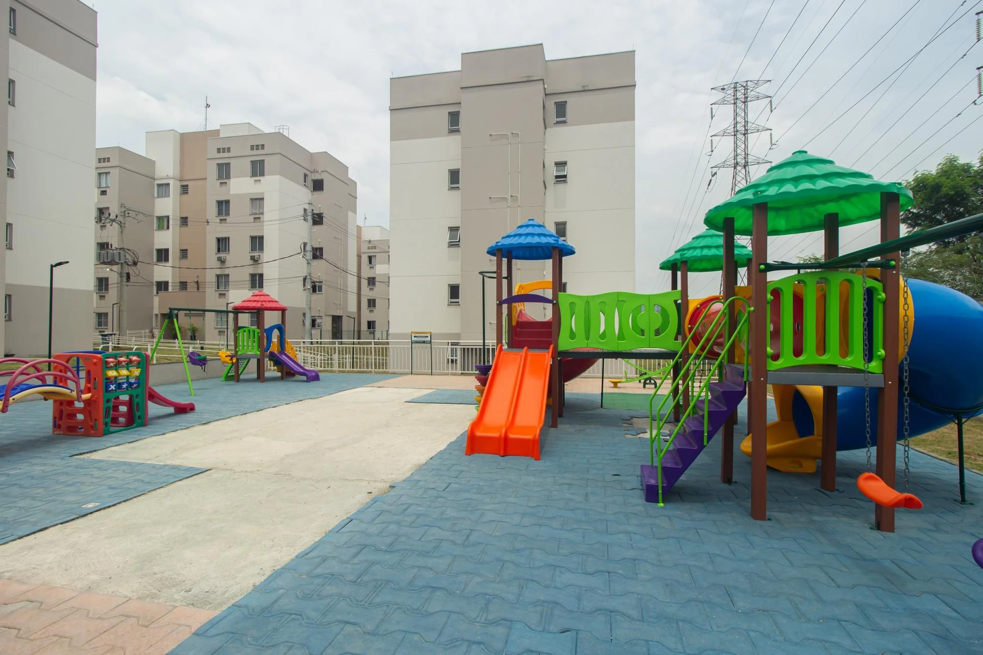 Apartamento com 2 quartos e box de vidro no banheiro — photo 15