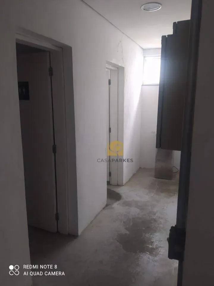 Casa com 2 dormitórios e piso de madeira na sala — photo 17