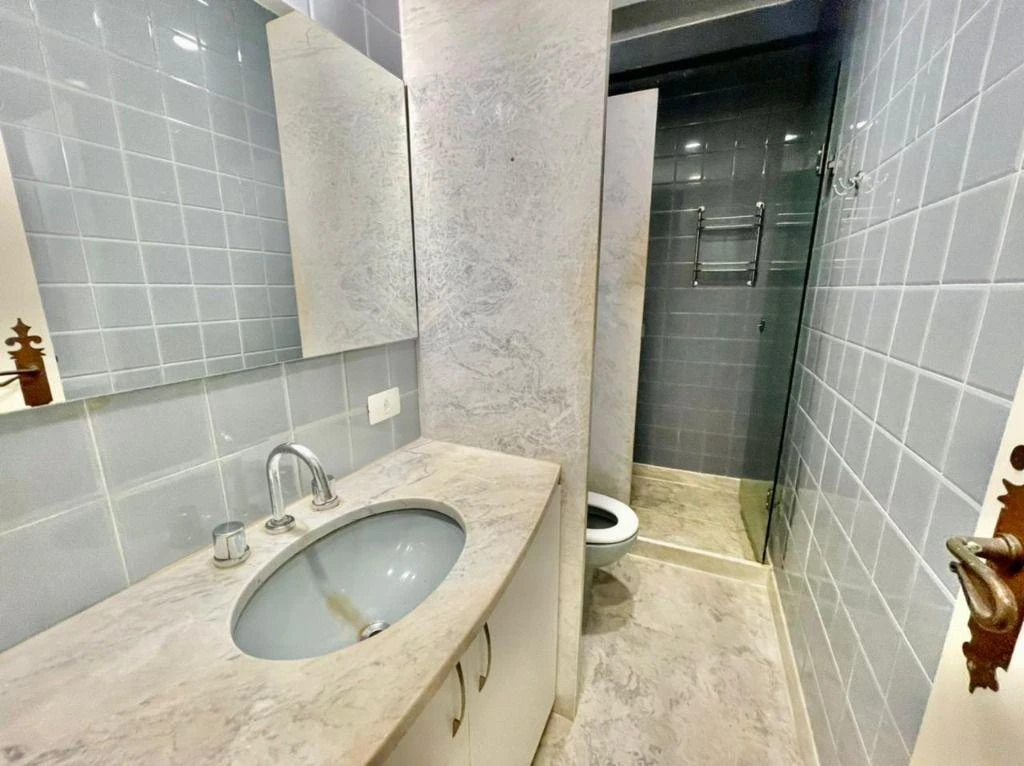 Apartamento de 150 m² com espaço de home office e banheira — photo 8
