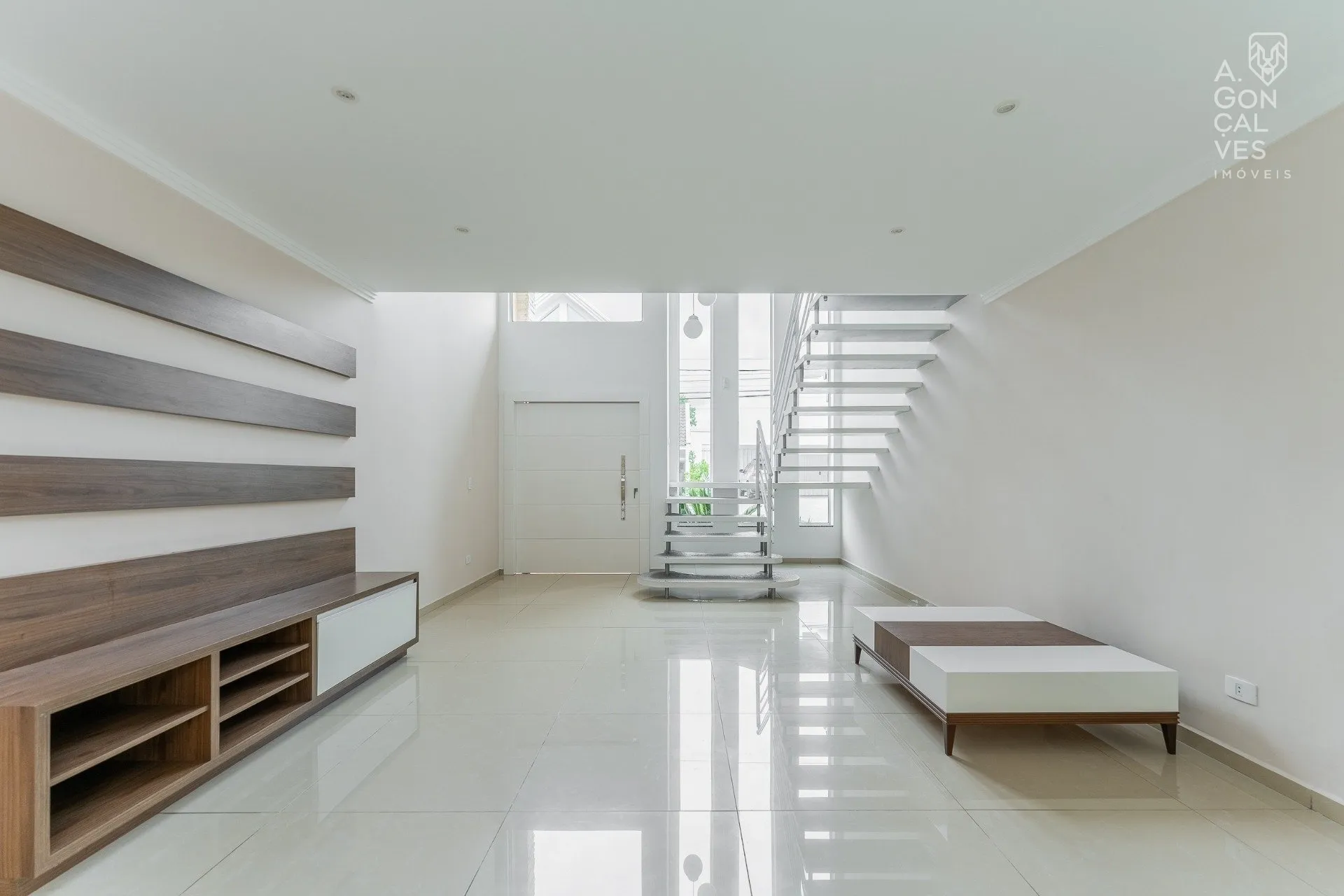 House, 247 m², with floor-to-ceiling windows