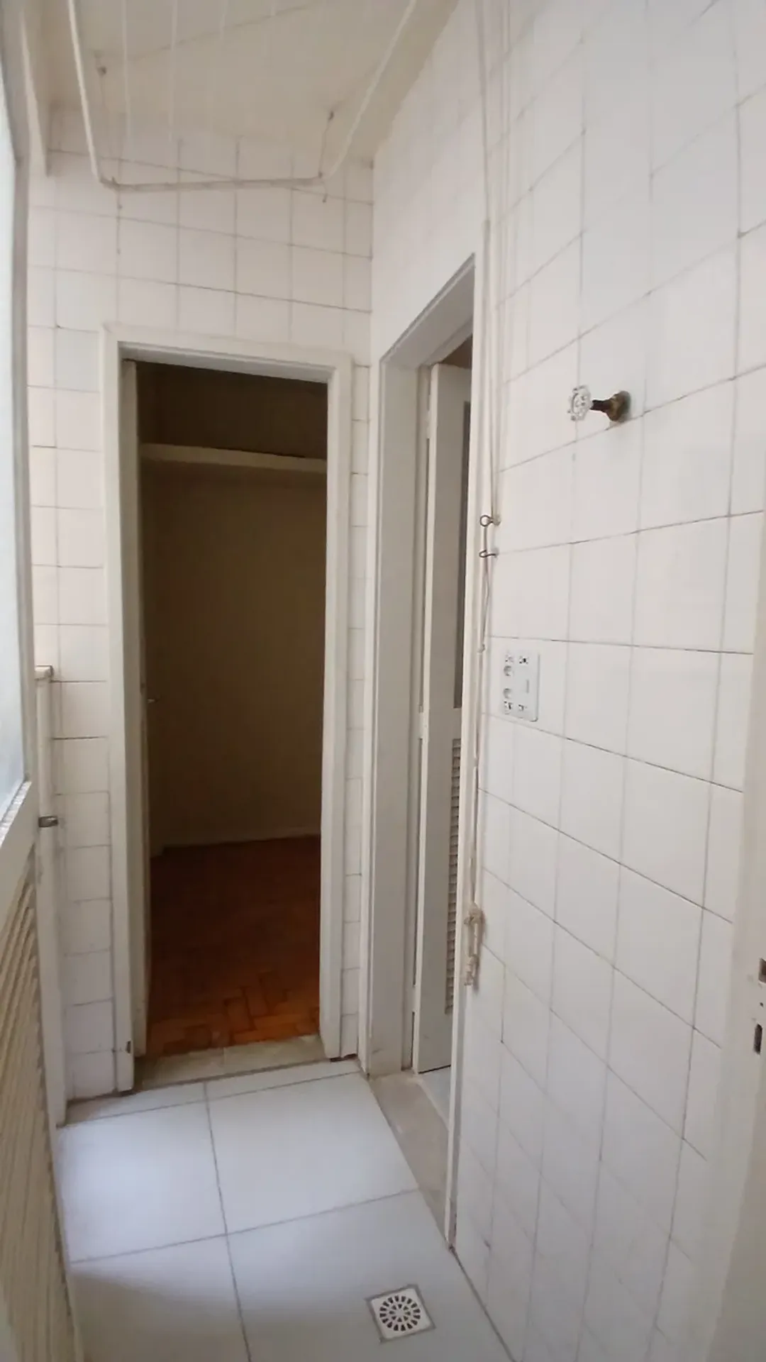 Walk-in closet in a one-bedroom apartment, 45 m² — photo 12