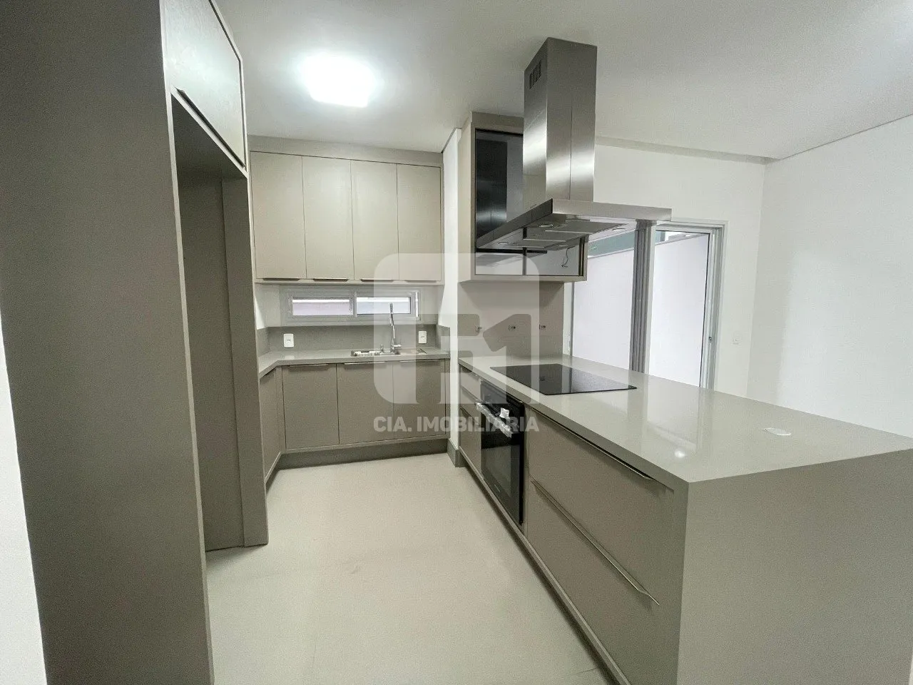 184 m² house with 4 en-suite bedrooms and BBQ deck