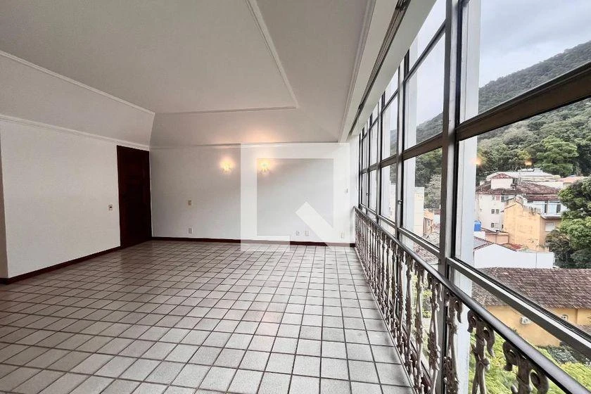 Apartment, 240 m², with floor-to-ceiling windows
