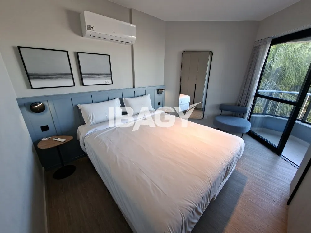 Studio with a glassed-in balcony and open-plan kitchen — photo 188