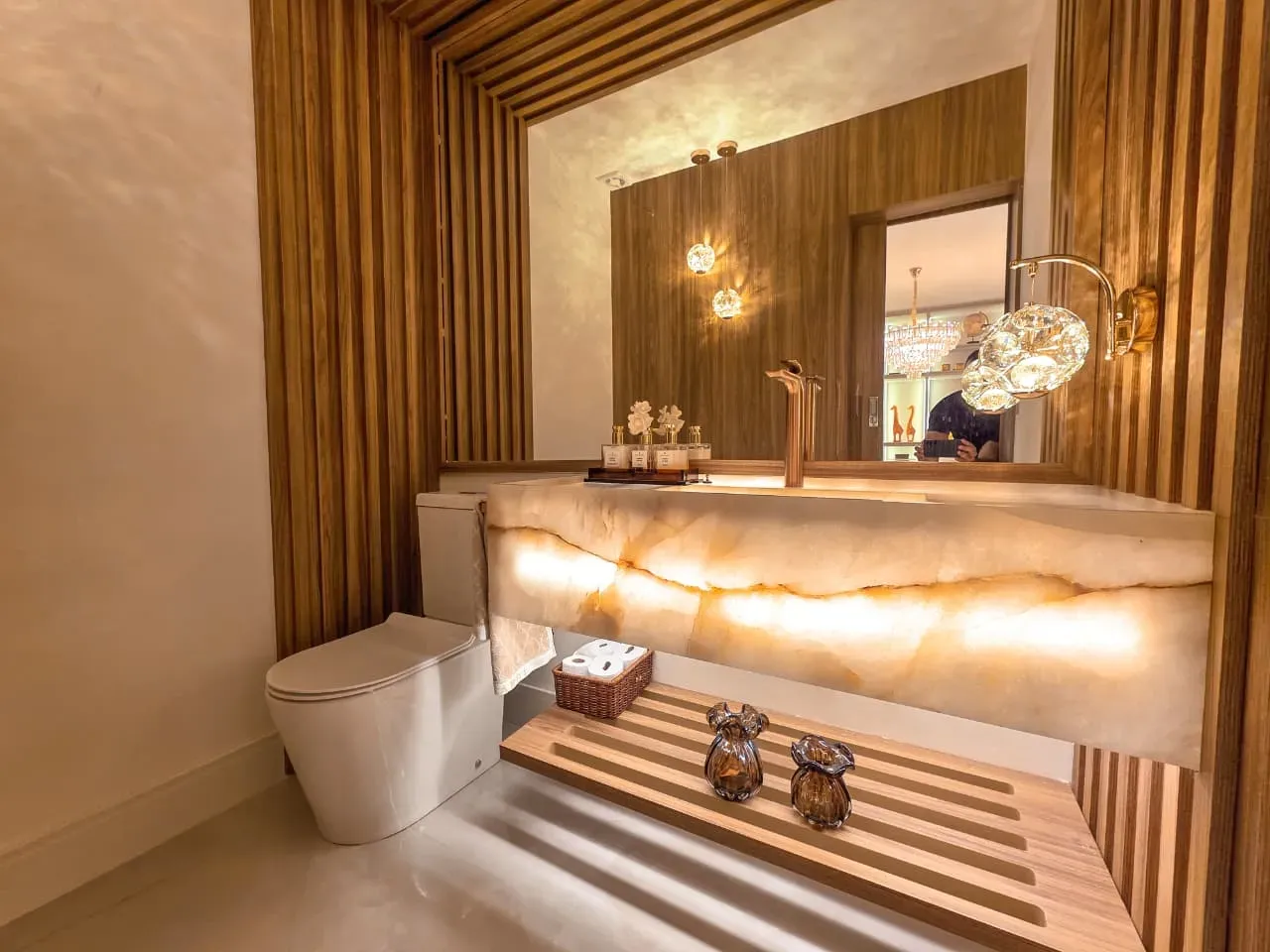 Bathtub in a 3-bedroom apartment, 240 m² — photo 12