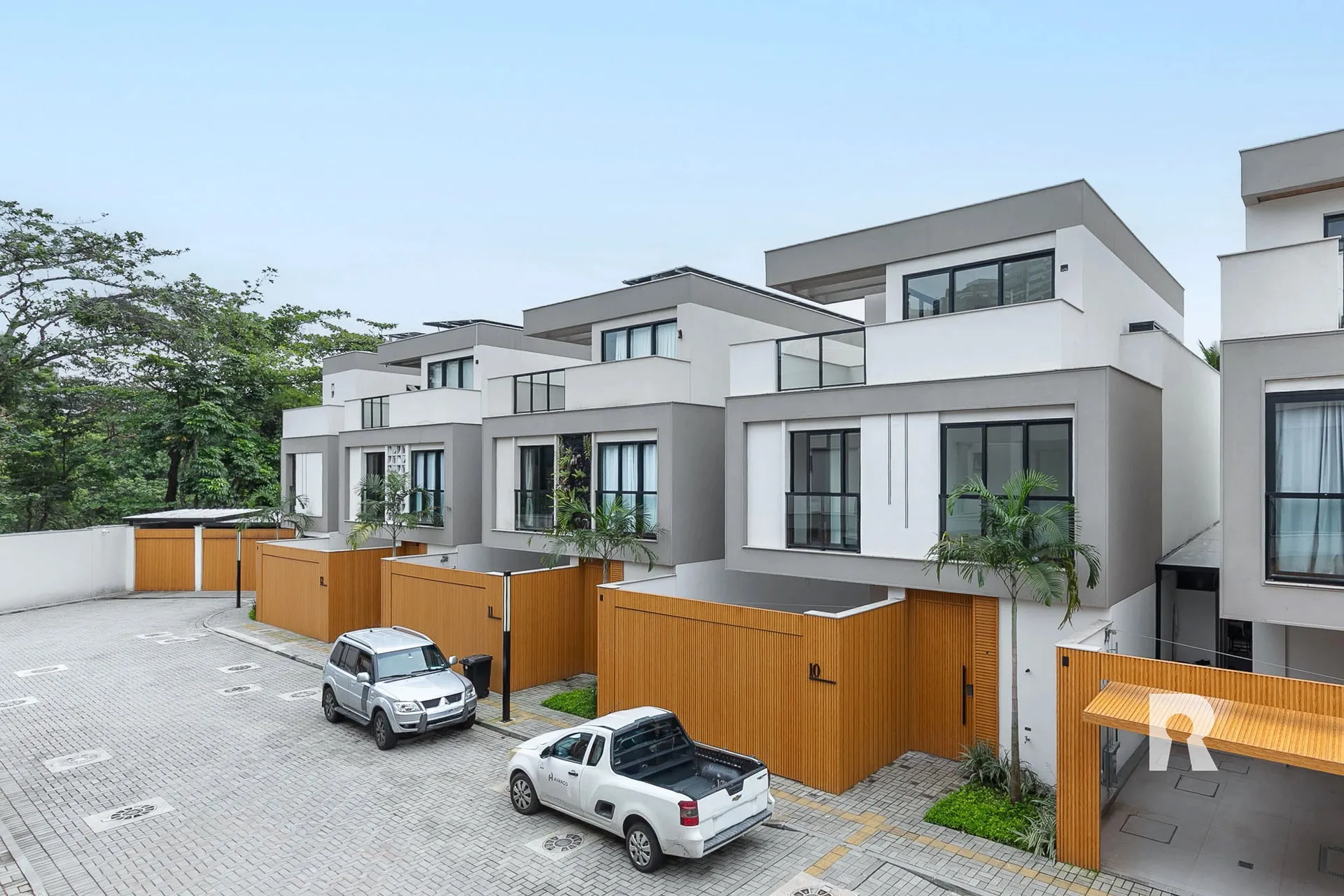 4-bedroom house, all with their own bathrooms, 337 m² — photo 3