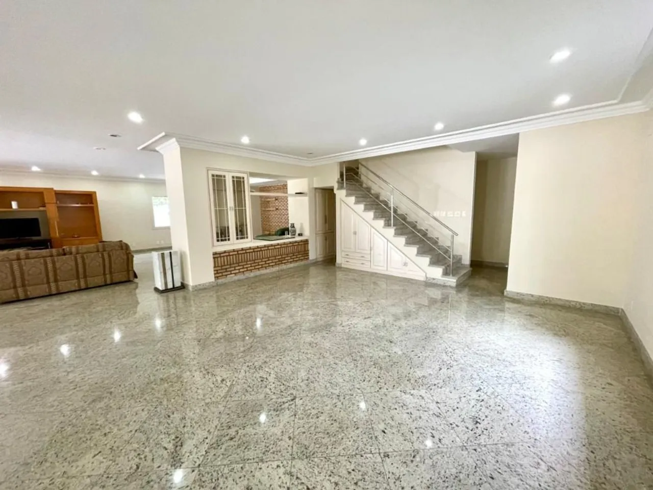House with 5 bedrooms and a glassed-in balcony — photo 13