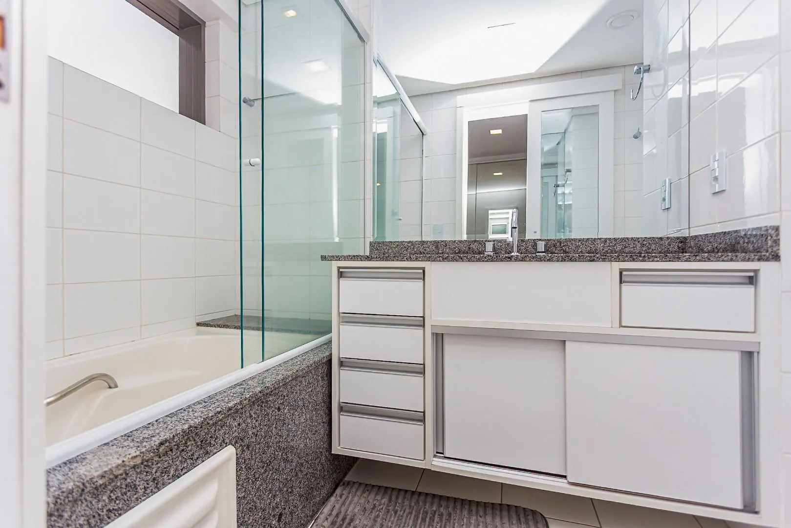 78 m² apartment with floor-to-ceiling windows and a bathtub — photo 62