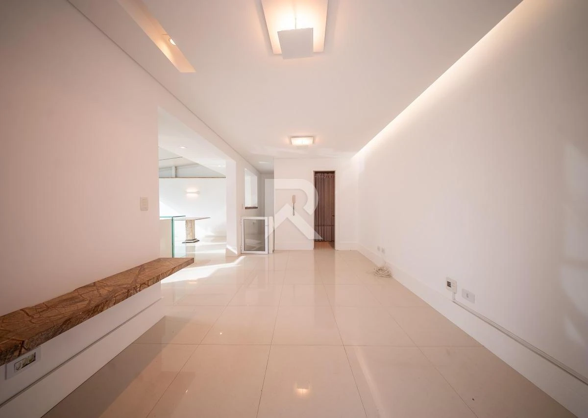 192 m² apartment with floor-to-ceiling windows and a bathtub — photo 39