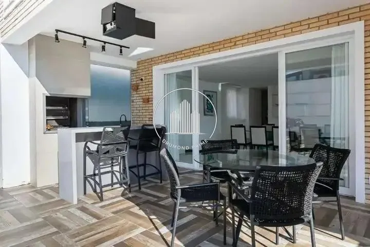 House with 6 en-suite bedrooms, 800 m² and 4 parking spots — photo 12